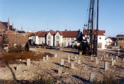 601449 Afbeelding van de heiwerkzaamheden voor de nieuwbouwhuizen in de Sterrenwijk te Utrecht, met op de achtergrond ...